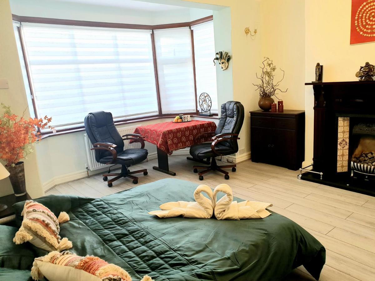 Beautiful Double En-Suite Room, Separate Entrance, Ilford, Central Line Gants Hill, Free Parking Εξωτερικό φωτογραφία